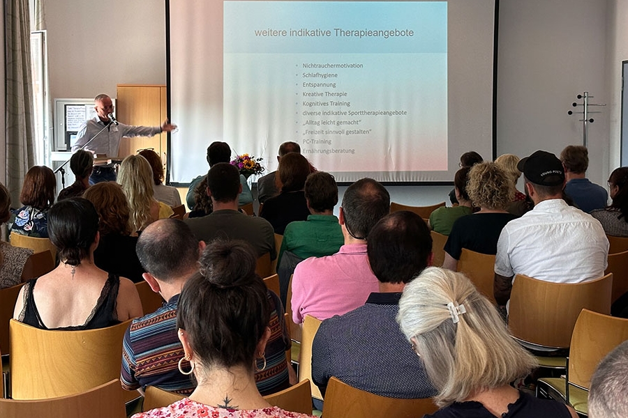 Oberarzt Dr. Adam Paulig informiert über die Angebote der Fachklinik Eußerthal Oberarzt Dr. Adam Paulig informiert über die Angebote der Fachklinik Eußerthal