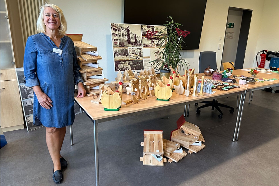 Kreativtherapeutin Claudia Sieling neben einem Tischg, auf dem die in der Kreativtherapie geschaffenen Werke ausgestellt sind. Kreativtherapeutin Claudia Sieling neben einem Tischg, auf dem die in der Kreativtherapie geschaffenen Werke ausgestellt sind.