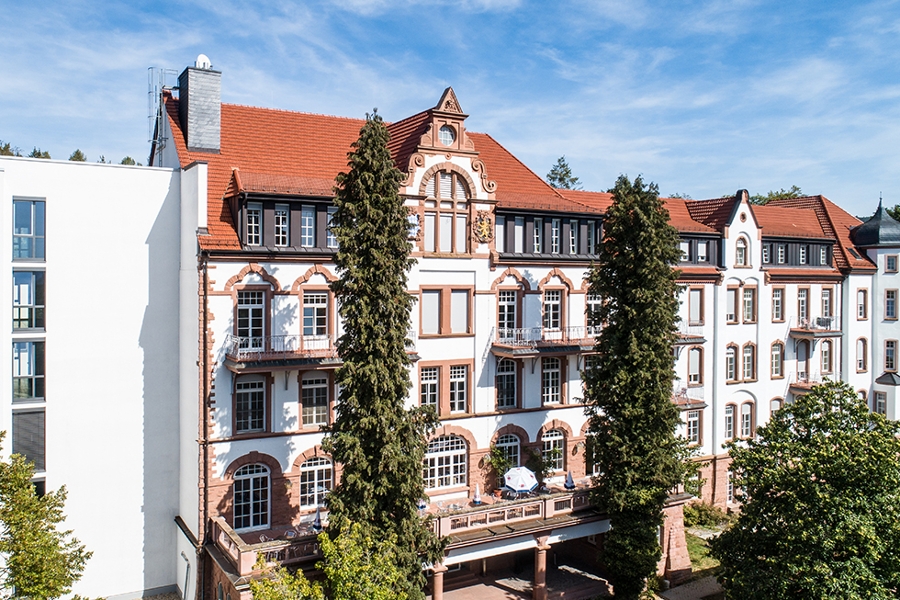 Drohnenaufnahme der Außenanlage der Fachklinik Eußerthal Drohnenaufnahme der Außenanlage der Fachklinik Eußerthal