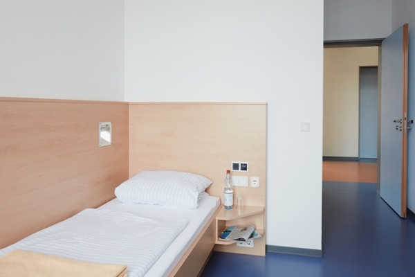 Einzelbett mit kleinem Nachttisch Einzelbett mit kleinem Nachttisch