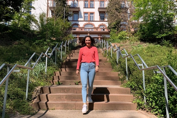 Eine junge Frau geht die Treppe vor der Fachklinik Eußerthal hinunter. Eine junge Frau geht die Treppe vor der Fachklinik Eußerthal hinunter.