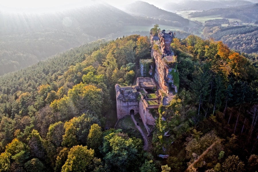 Luftaufnahme der Burgruine Drachenfels
