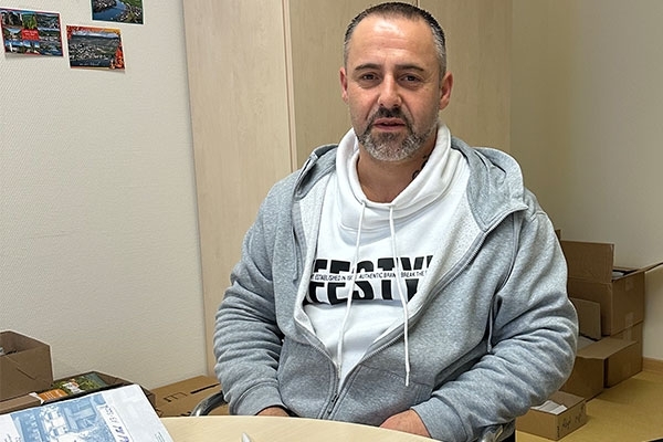 Michael Hark sitzt auf einem Stuhl in einem Büro. Michael Hark sitzt auf einem Stuhl in einem Büro.