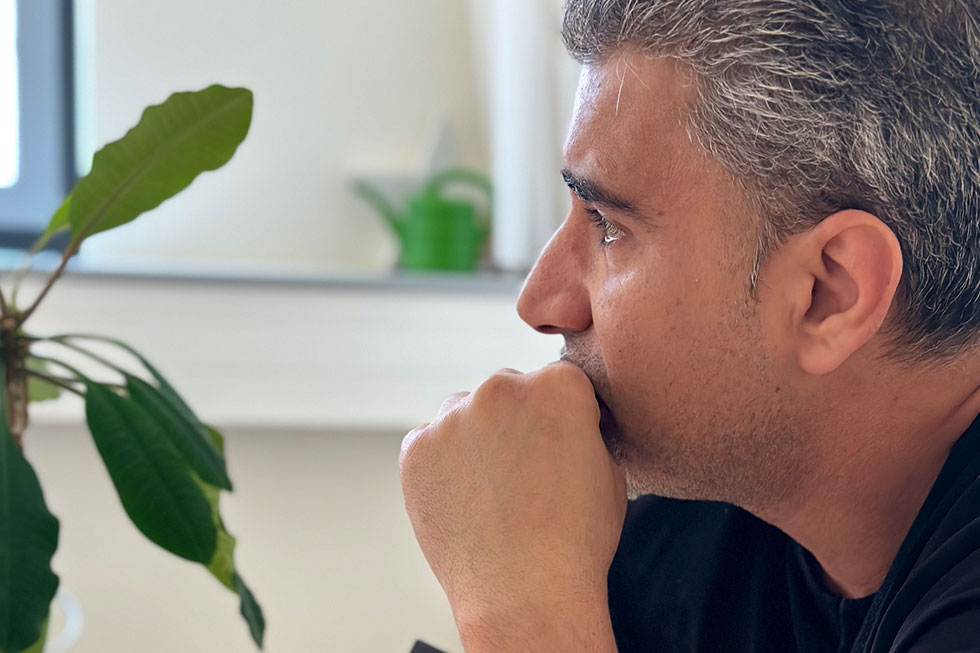 Fadel Temsah sitzt nachdenklich am Tisch Fadel Temsah sitzt nachdenklich am Tisch