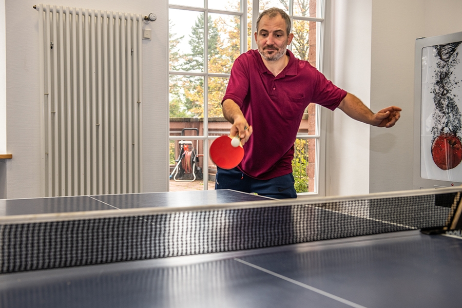 Ein Mann spielt Tischtennis. Ein Mann spielt Tischtennis.