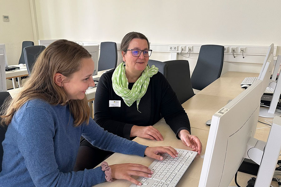 Zwei Frauen sitzen am Computer Zwei Frauen sitzen am Computer
